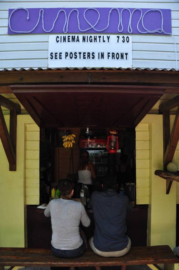 Nosso cafe preferido em Utila também é um cinema! (no litoral norte de Honduras)